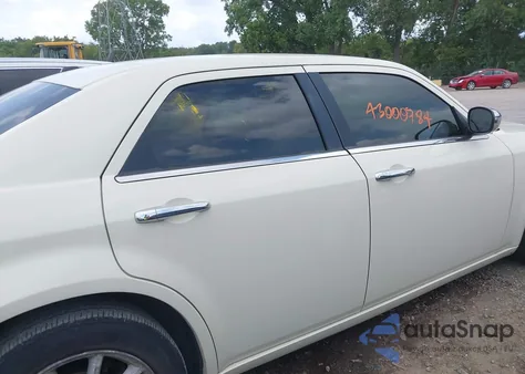 2010 Chrysler 300 Touring/Signature Series/Executive Series z USA, uszkodzony, nr VIN 2C3CA5CV6AH330449